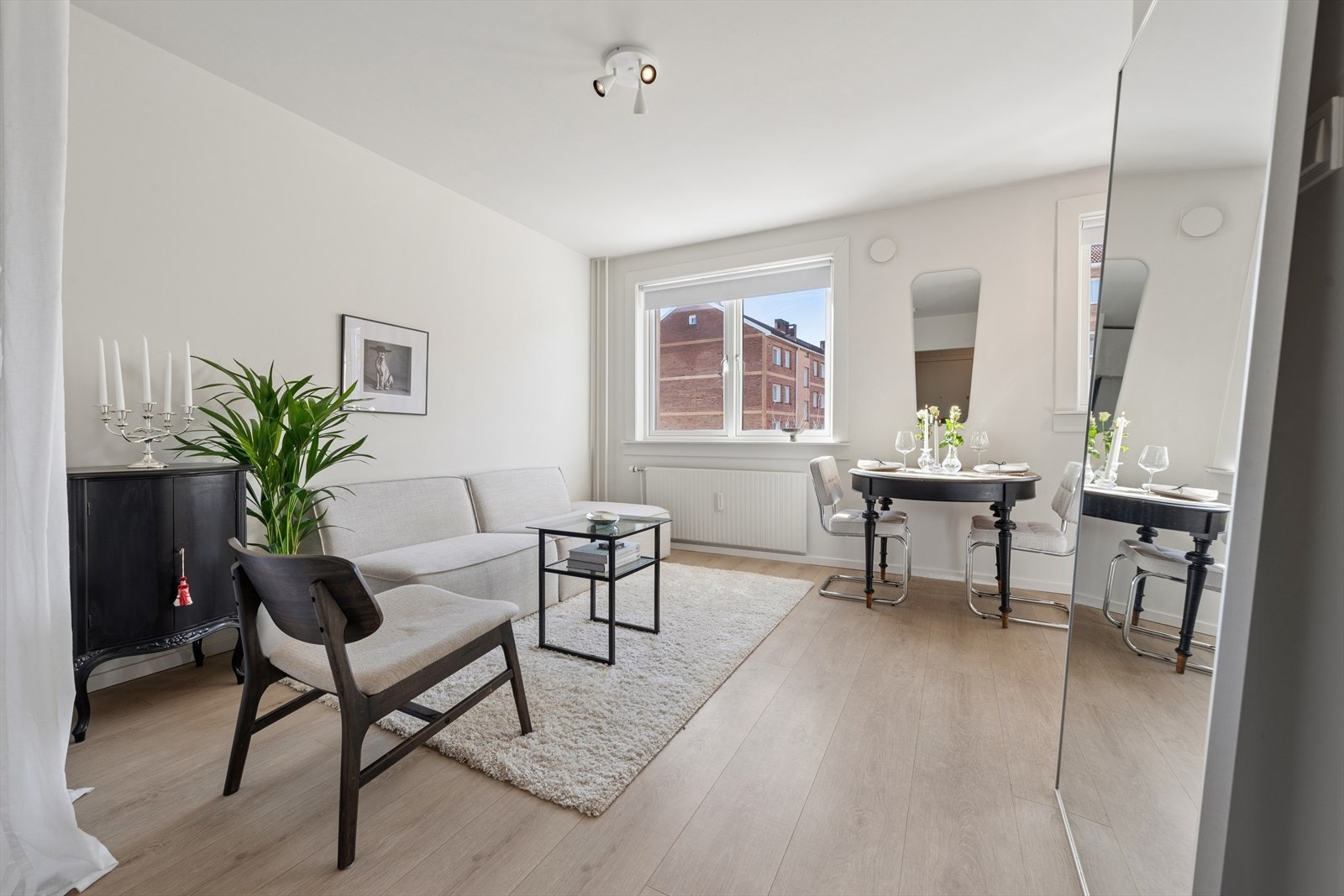 Den gode takhøyden på 2,5 meter forsterker den romslige følelsen. Galleribilde