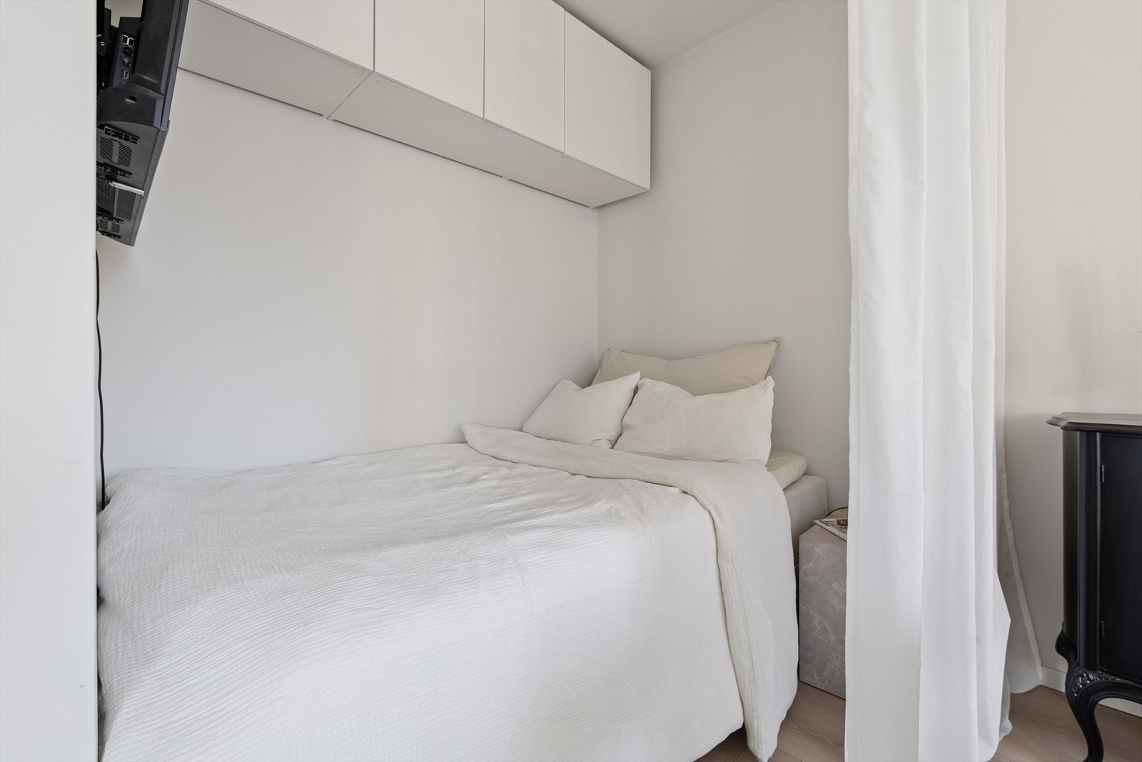 Et forheng kan enkelt skille sovedelen fra stuen for ekstra privatliv. Galleribilde