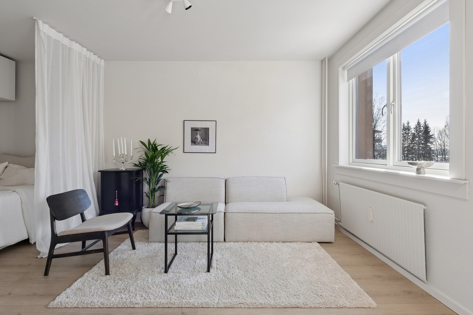 Stuedelen er lett å møblere med plass til både sofagruppe og mediamøbel. Galleribilde