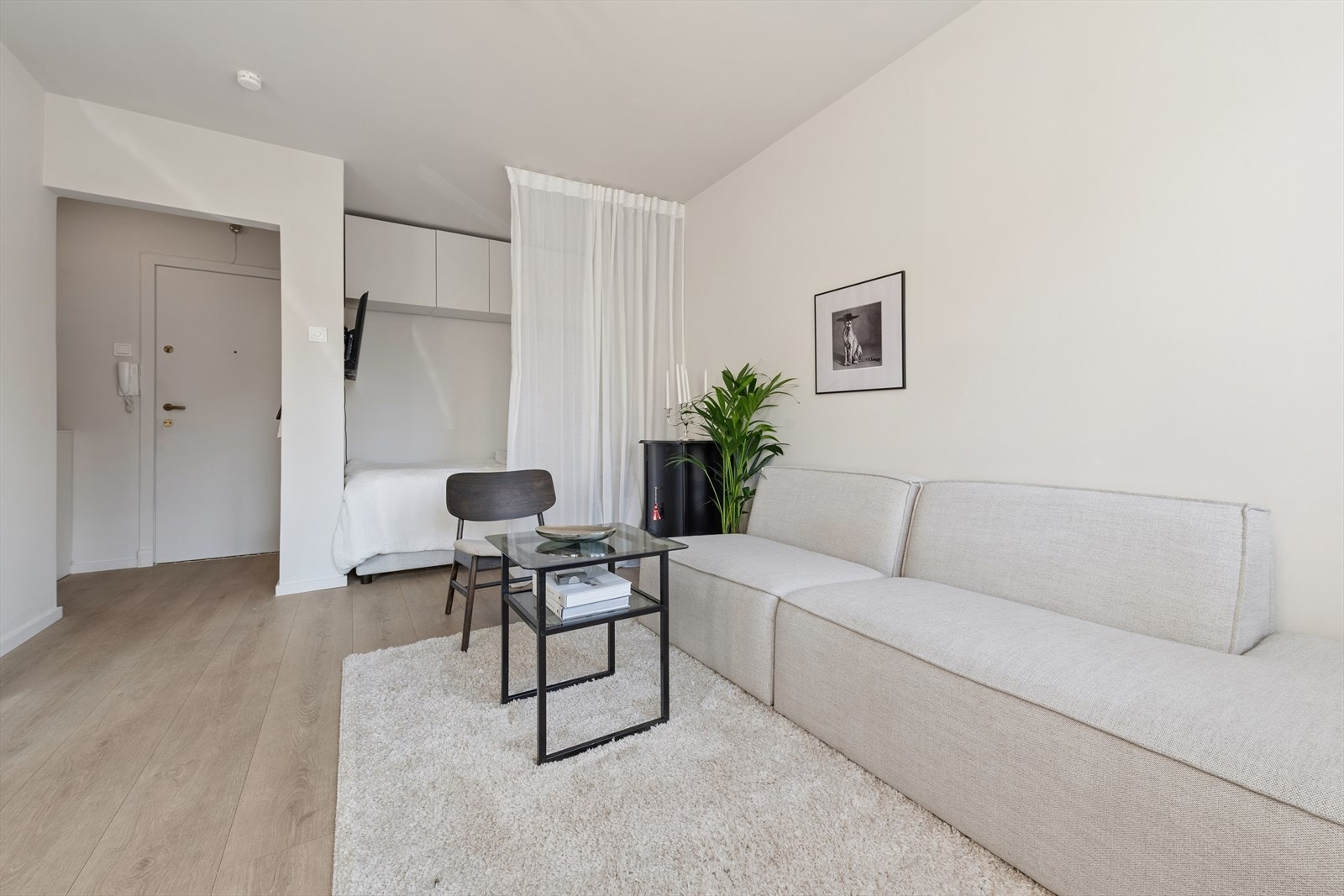 Fra stuen er det en smart avskjermet sovealkove. Galleribilde