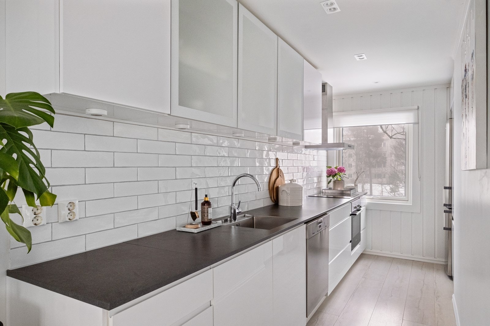 Kjøkkeninnredning fra 2016 med slette fronter og laminat benkeplate, som gir et tidløst og stilrent uttrykk Galleribilde