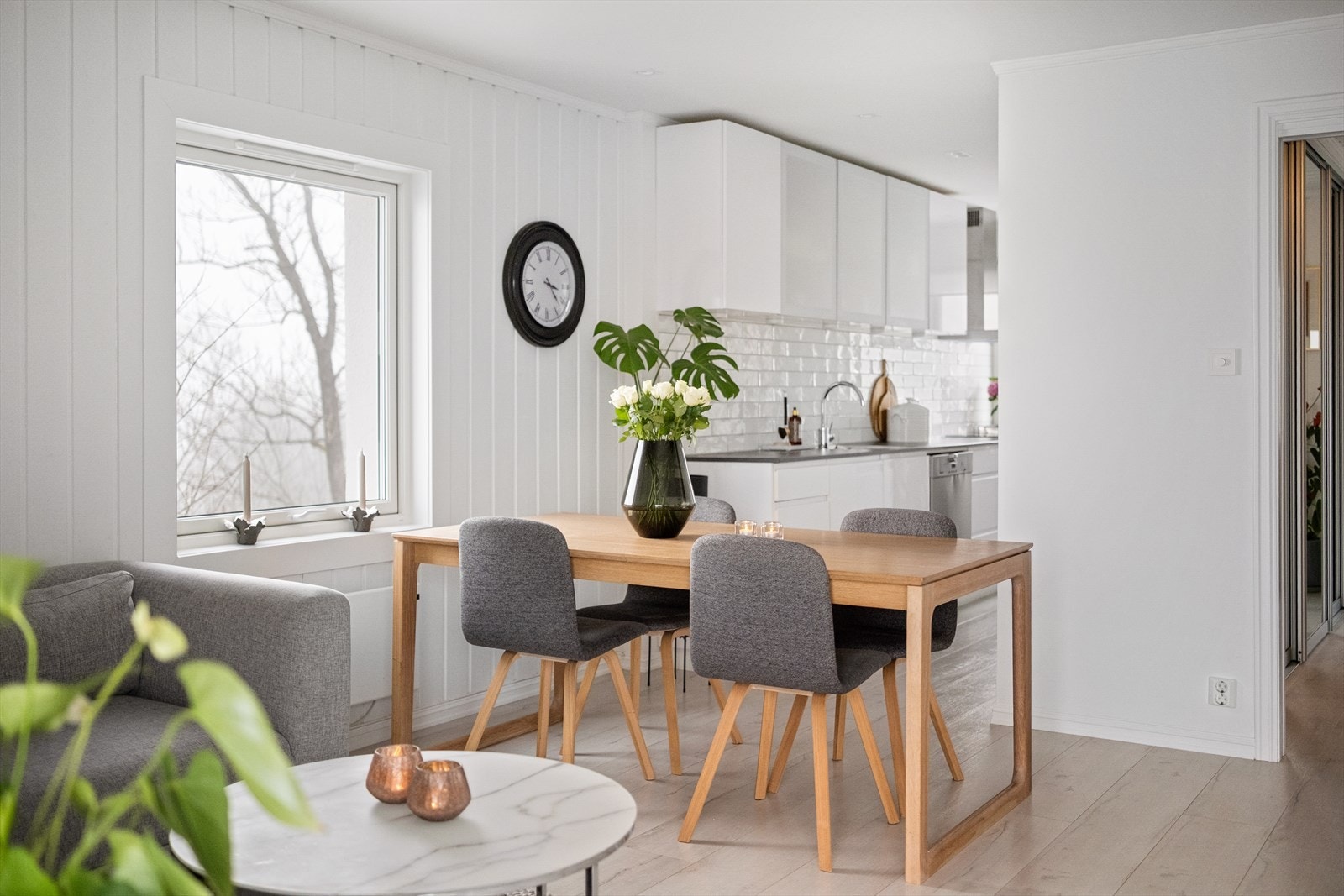 Naturlig plass til spisebord ved vinduet mellom kjøkken og stue Galleribilde