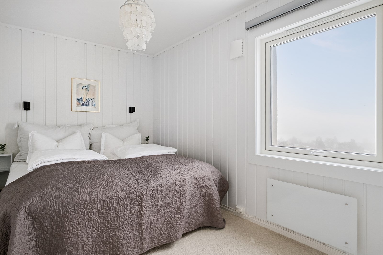 Lyst og hyggelig hovedsoverom med plass til dobbeltseng Galleribilde