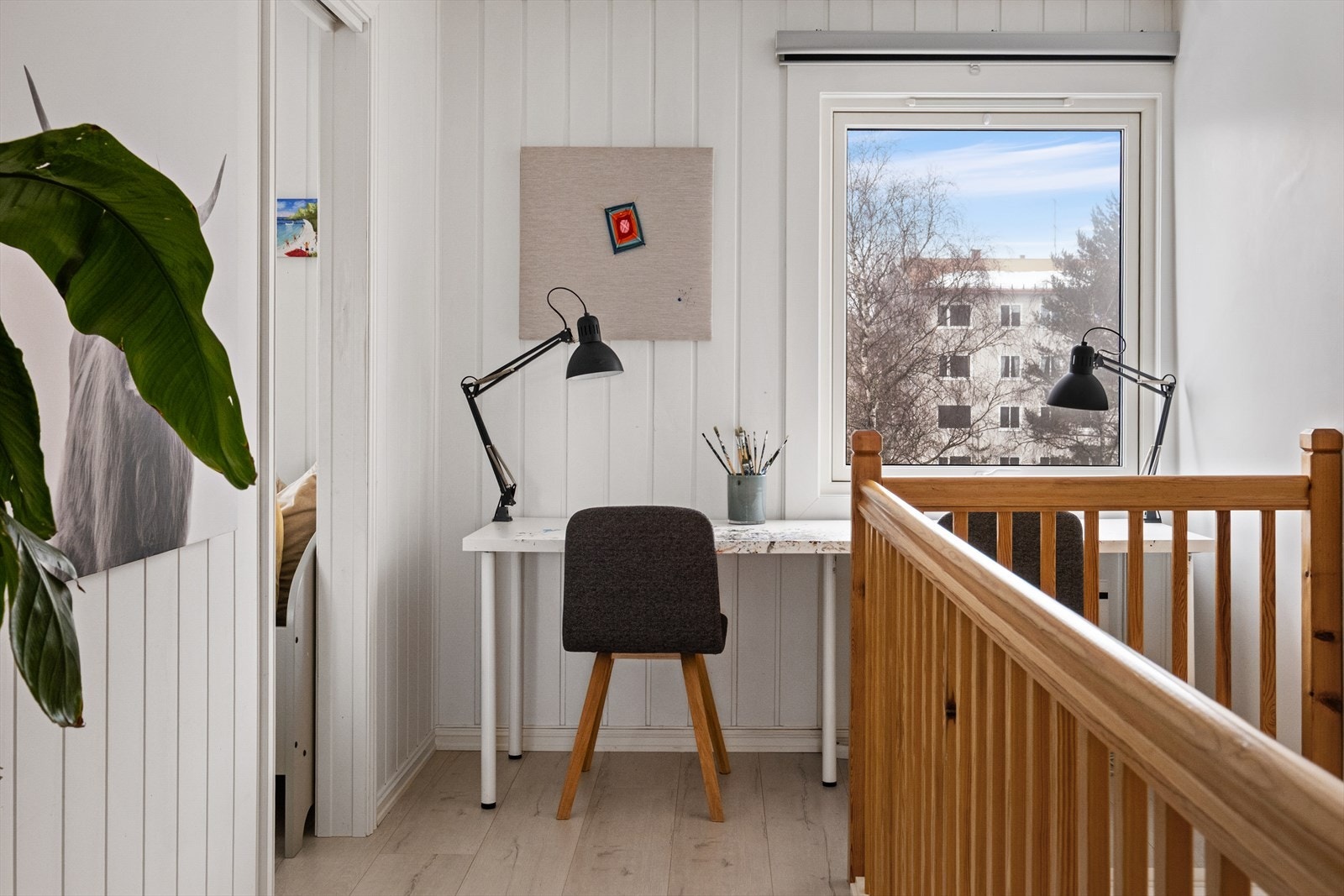 Gang med mulighet for en liten arbeidsplass ved vinduet Galleribilde