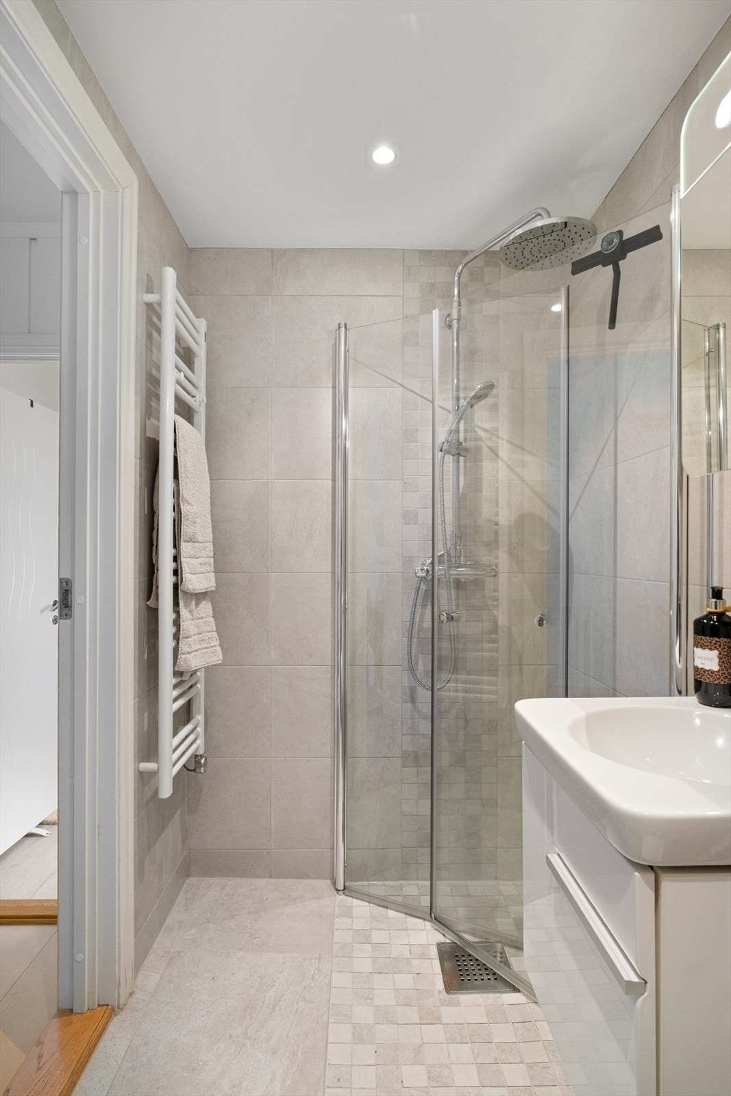 Rommet har flislagte vegger og gulv samt malt himling, og er utstyrt med varmekabler i gulvet Galleribilde