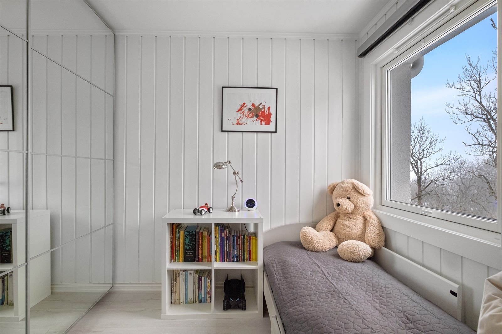 Praktisk soverom som egner seg godt som barnerom, gjesterom eller arbeidsrom. Galleribilde