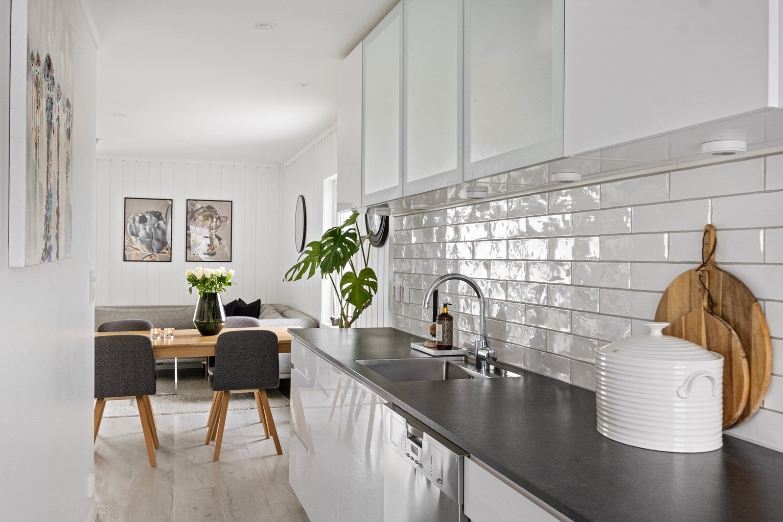 Kjøkkenet er utstyrt med integrerte hvitevarer som platetopp og stekeovn Galleribilde