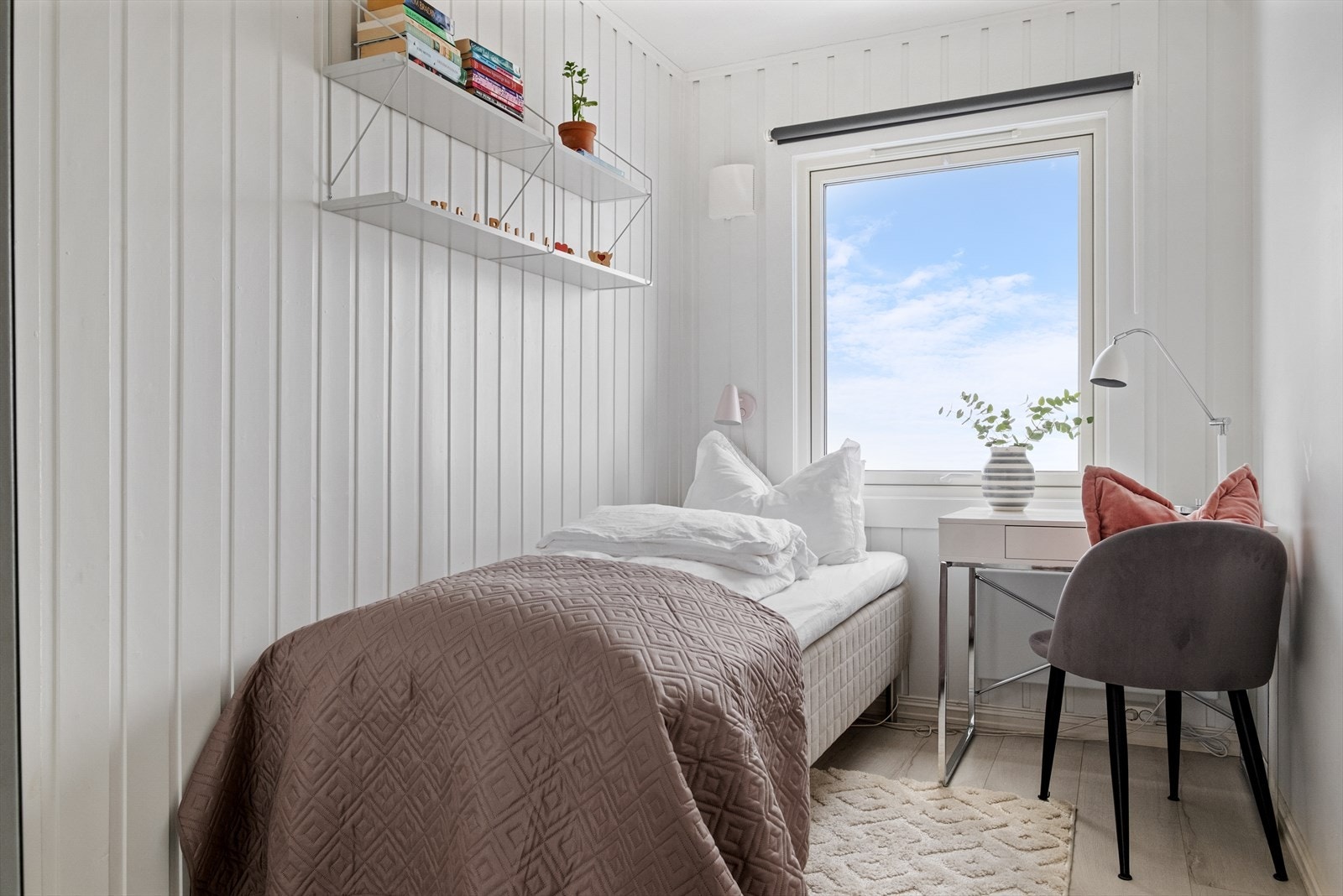 Praktisk soverom som egner seg godt som barnerom, gjesterom eller arbeidsrom. Galleribilde