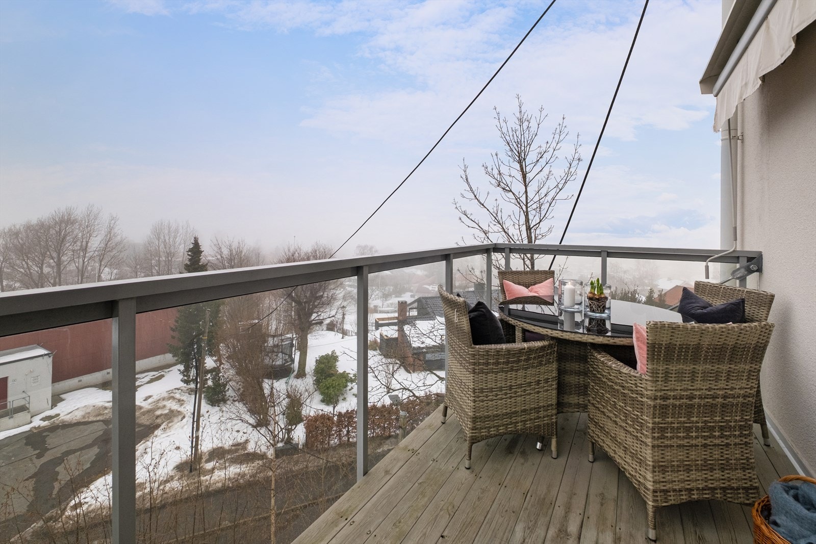 Balkong som gir en hyggelig forlengelse av oppholdsrommet i sommerhalvåret, med plass til sitteplass og utsikt mot blant annet Holmenkollen og Fossum Galleribilde