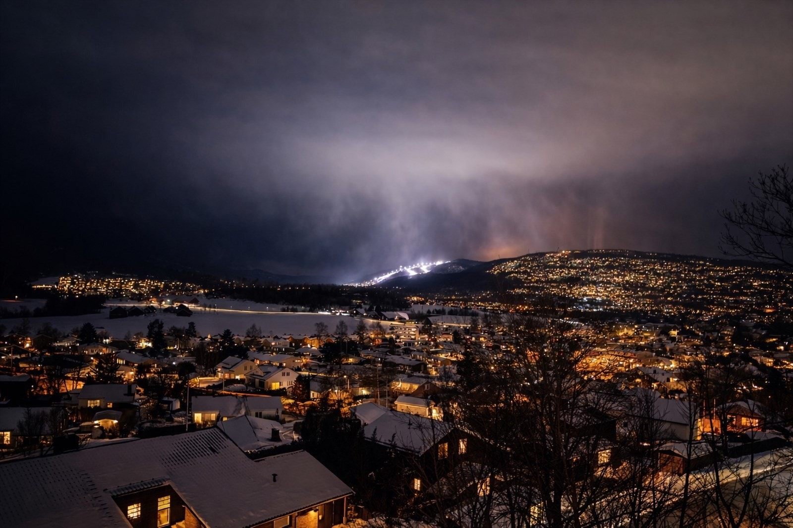 Utsikt mot Fossum og Holmenkollen på kveldstid (selgers bilde) Galleribilde