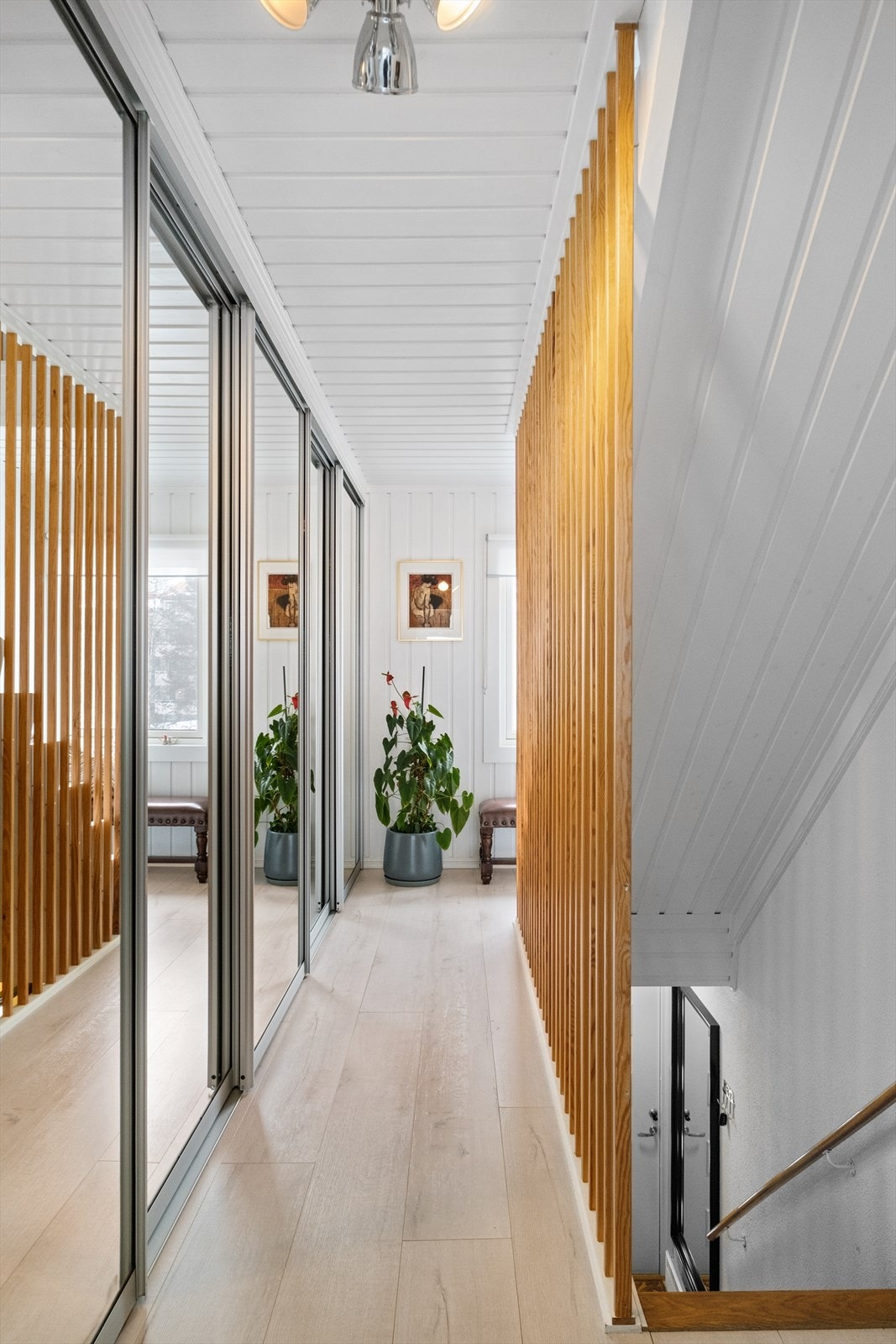 I 3. etasje er det en praktisk gang med integrerte skyvedørsgarderober som gir gode oppbevaringsmuligheter Galleribilde