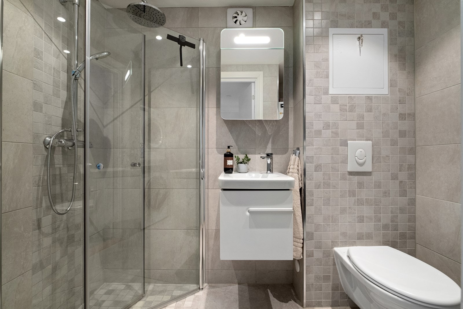 Badet er fra 2016 og fremstår delikat og moderne Galleribilde