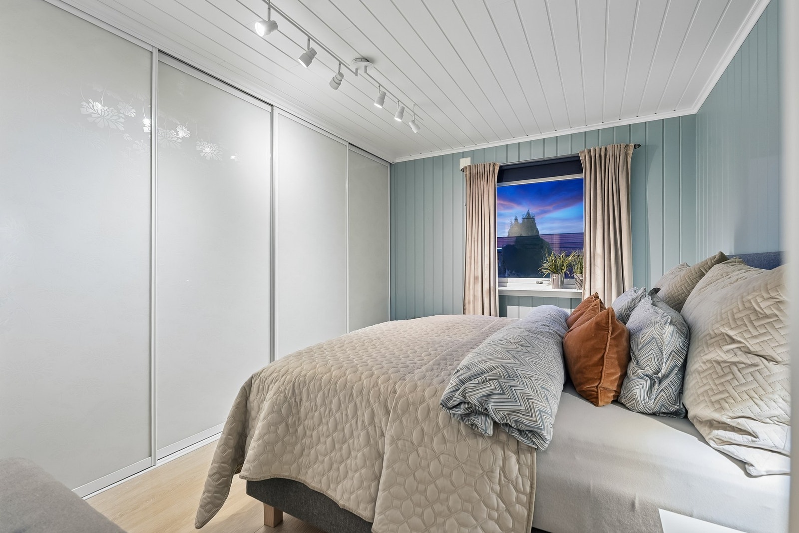 Hovedsoverommet har god plass til dobbeltseng med tilhørende nattbord og har garderobeløsning som gir rikelig med oppbevaringsplass. Galleribilde