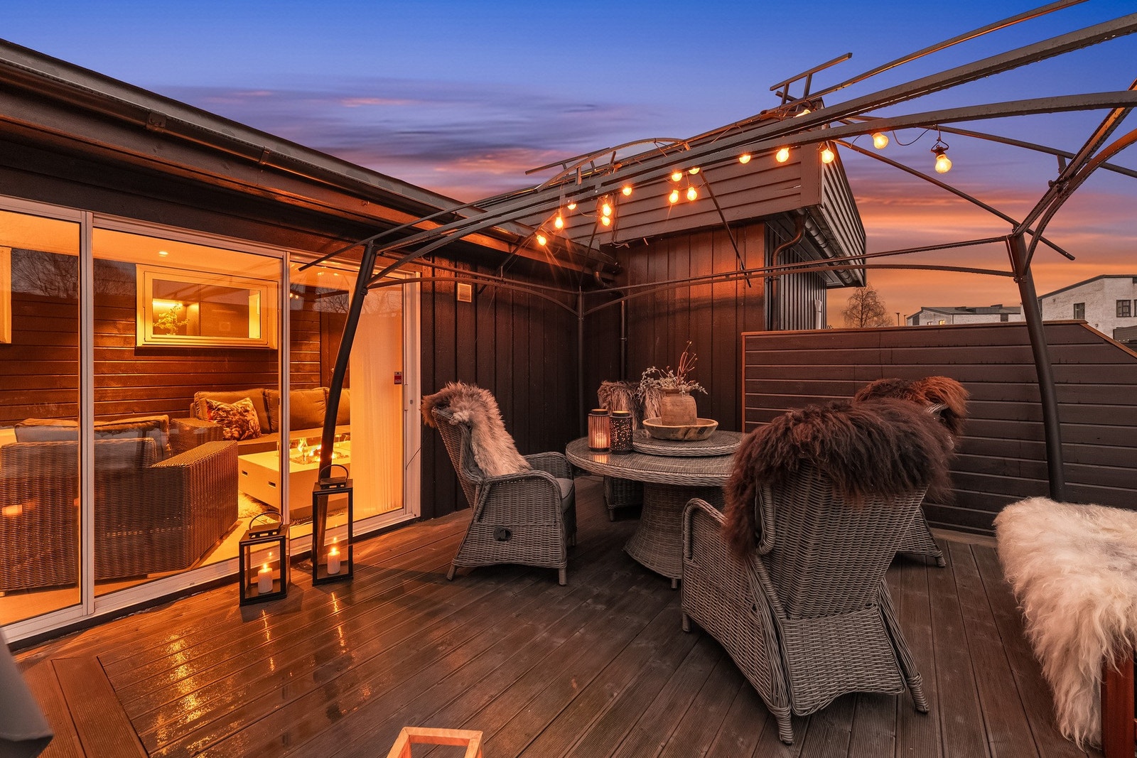 Skyvedører med doble glass i front. Stikkontakt og utebelysning. Galleribilde