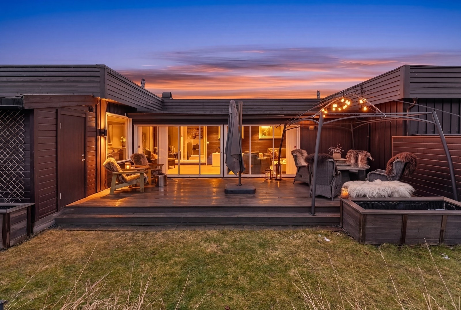 Her er du skjermet, samtidig har du meget gode lys og solforhold. NB: Snø på plen er tatt vekk med AI redigering. Galleribilde