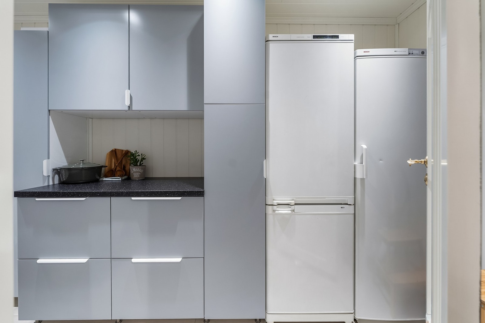 Som en ekstra bonus er det innredet et flott grovkjøkken med ekstra kjøleskap og frysere med direkte adkomst fra kjøkkenet. Galleribilde