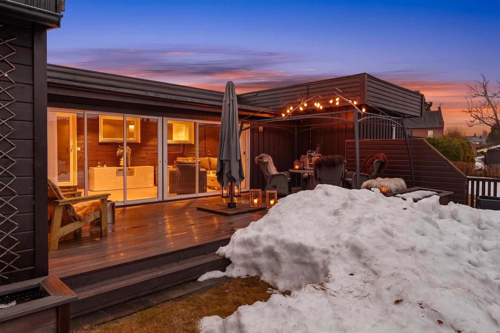 Vestvendt terrasse i trekonstruksjon, med adkomst fra innglasset terrasse/vinterhage. Gode lys og solforhold. Galleribilde