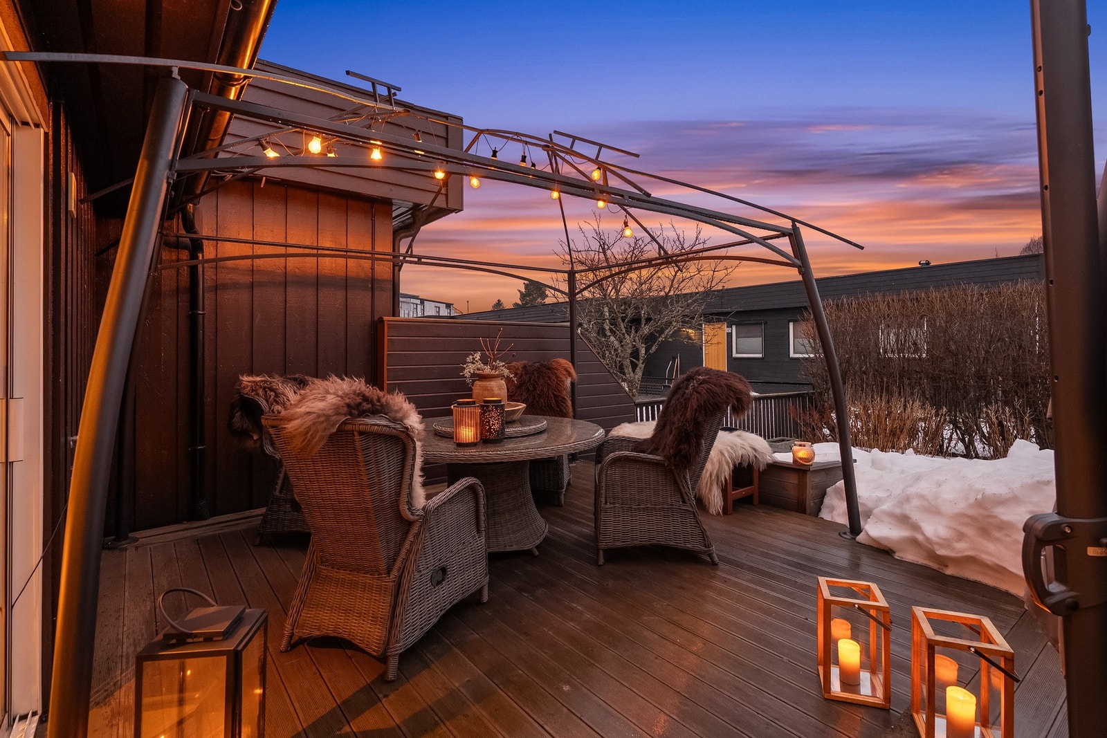 Koselig og solrik uteplass. Galleribilde