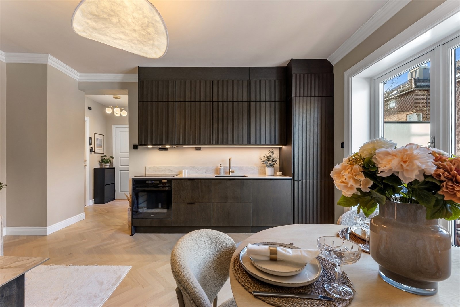 Store vindusflater slipper inn rikelig med naturlig lys. Galleribilde