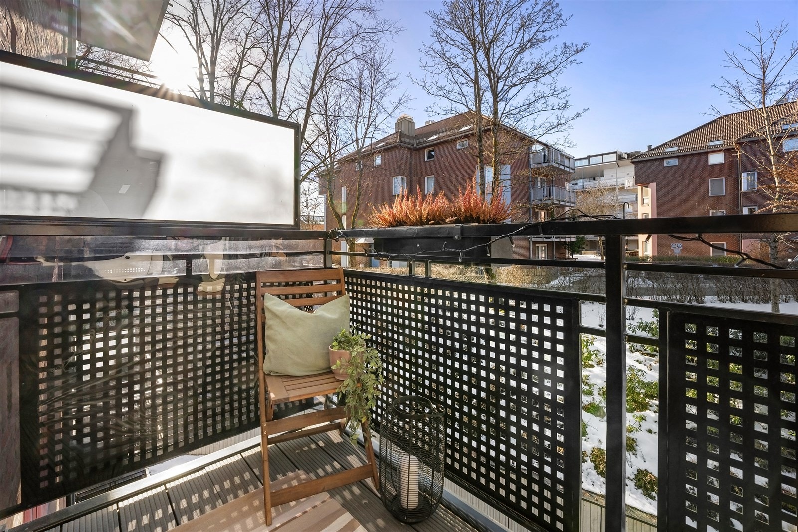 Hyggelig vestvendt balkong vendt mot grøntareal og med lang avstand til neste byggning. Galleribilde
