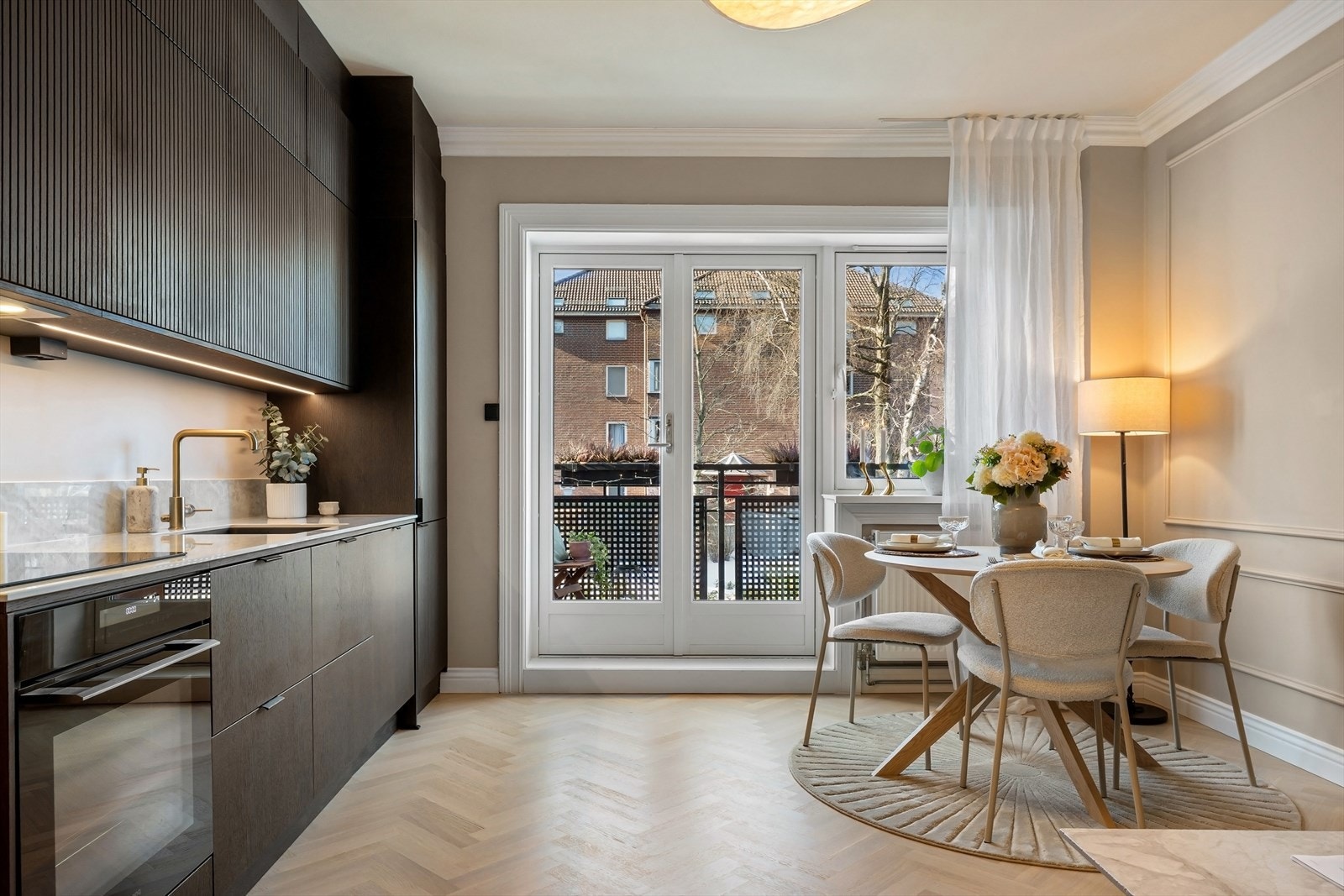 Utgang til en vestvendt balkong på 4 kvm med doble dører som kan åpnes, og blir en fin naturlig forlengelse av rommet. Galleribilde