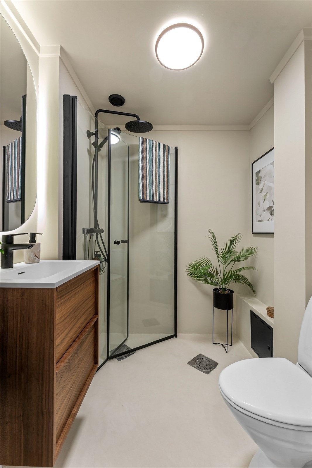 Lekkert bad oppgradert i 2026 med mikrosement og ny baderomsinnredning - opprinnelig fra 2009 iht. ferdigattest. Galleribilde