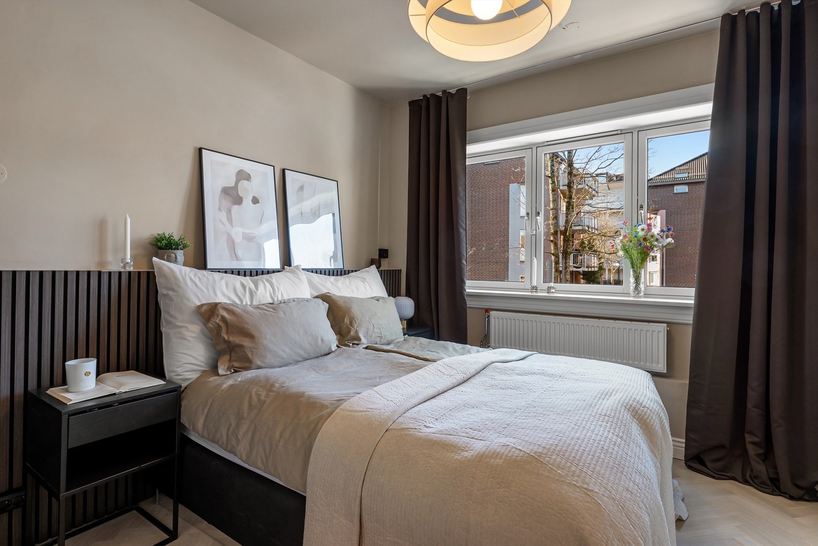 Soverommet er malt i en lun, beigeaktig fargepalett. Galleribilde