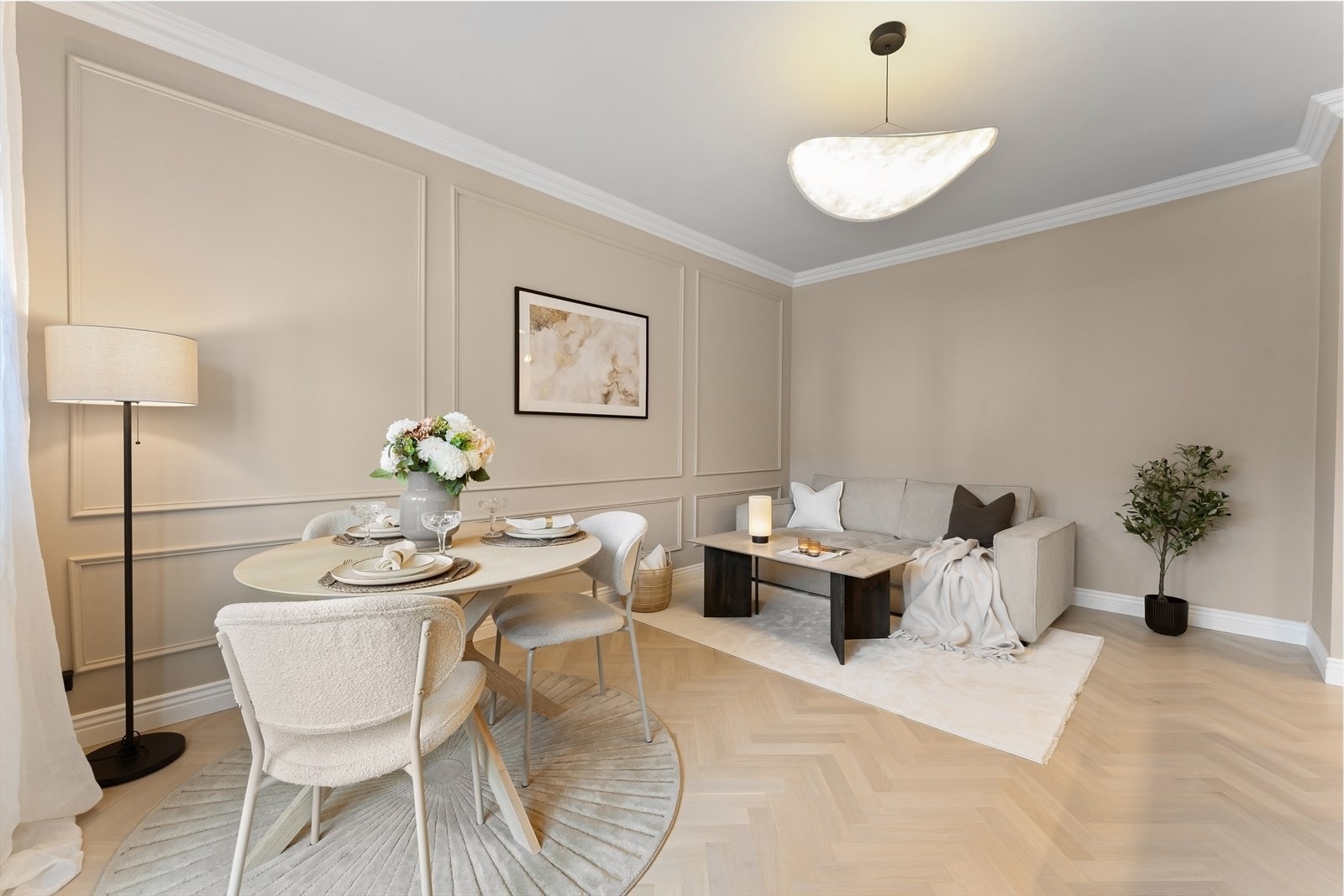 Boligen har en av borettslagets mest attraktive interne beliggenheter - med lite innsyn og rolig plassering skjermet fra sjenerende støy. Galleribilde