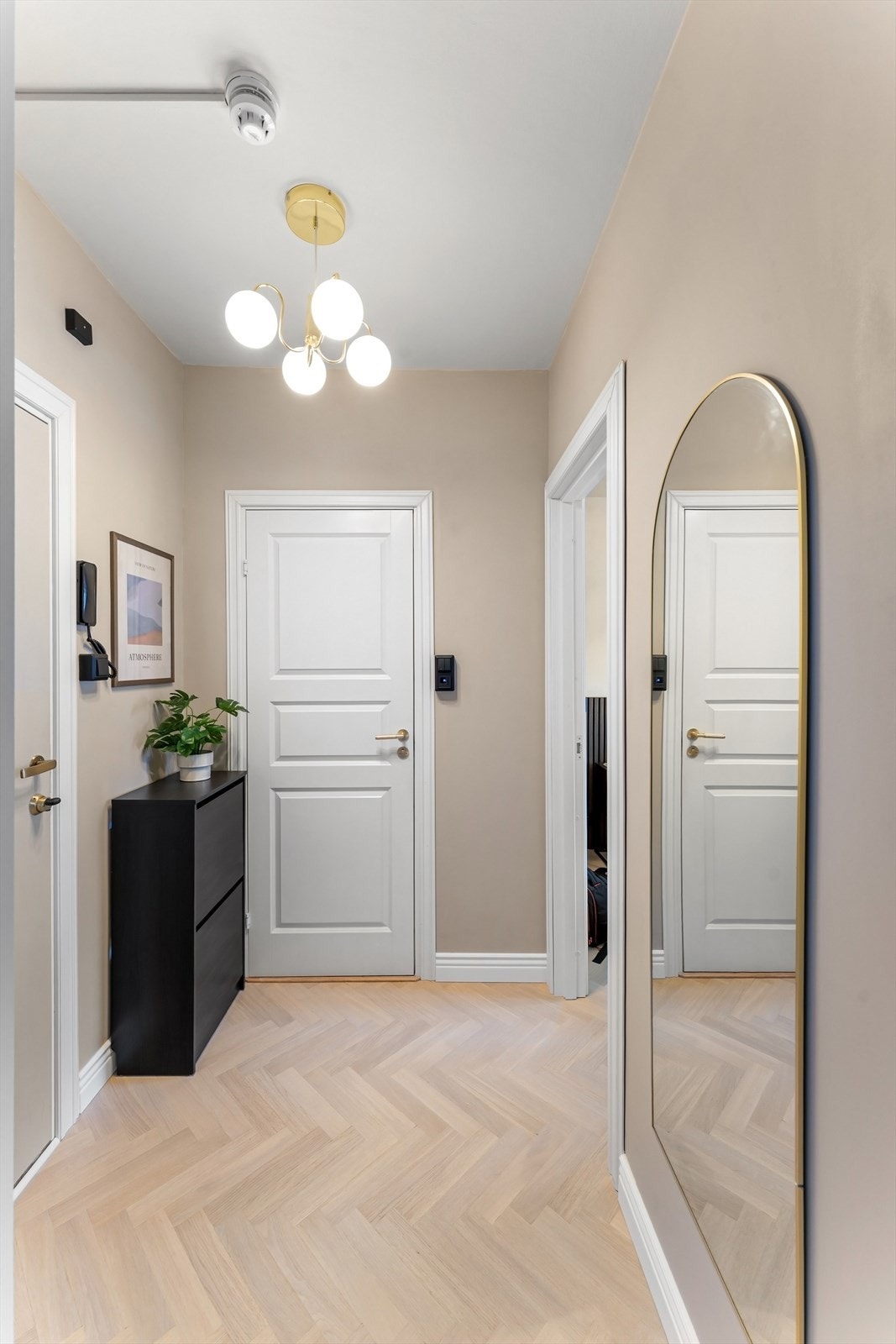 Innbydende inngangsparti med plass til å henge av seg yttterklær og sko - Husk å melde deg på visning! Galleribilde