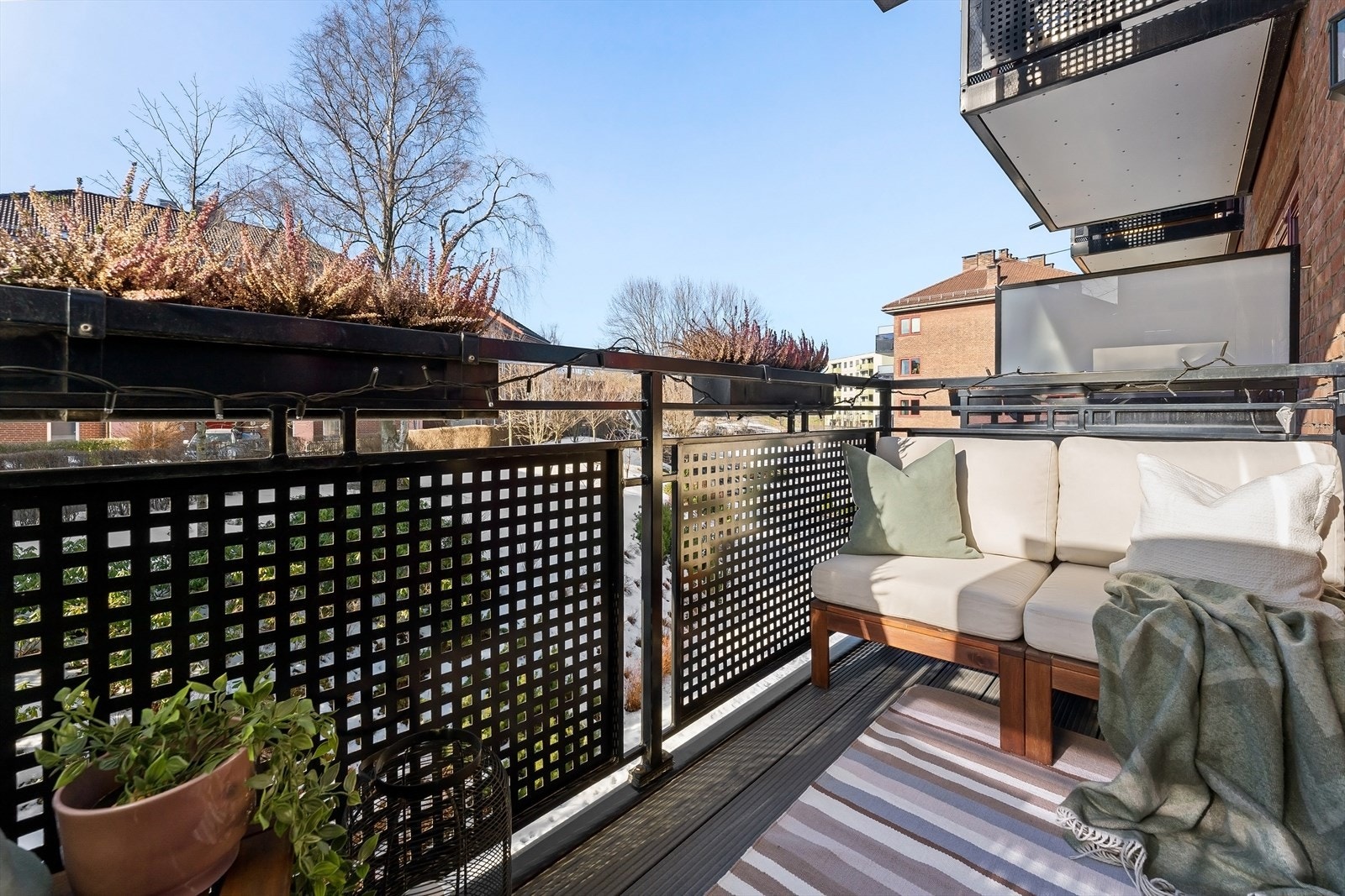 Det er plass til loungemøbler, bord og grill. Galleribilde