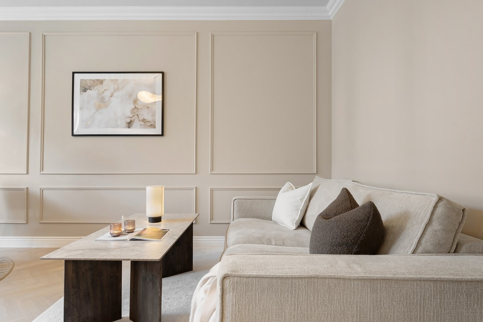 Stuen kan fordelaktig møbleres i flere naturlige soner med plass til både spisegruppe med stoler og spisebord, samt en god sofagruppe med TV benk. Galleribilde