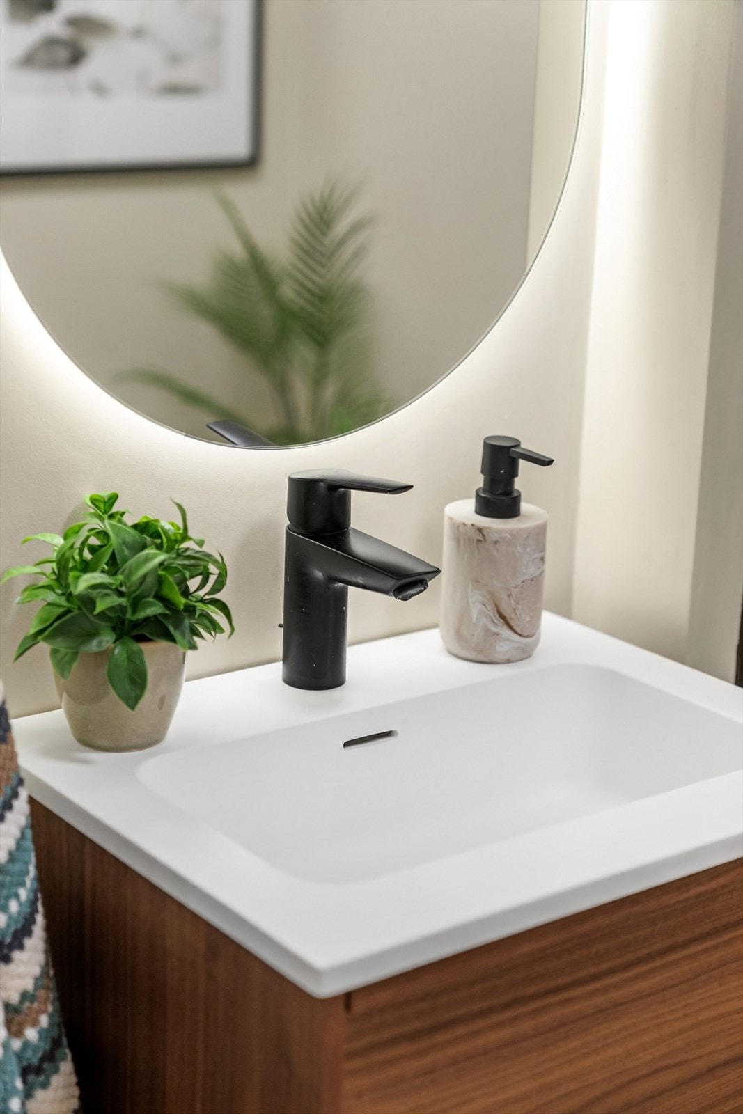 Servant med underskap i eikutforming, armtur, wc, speil med LED-belysning og antidugg. Galleribilde