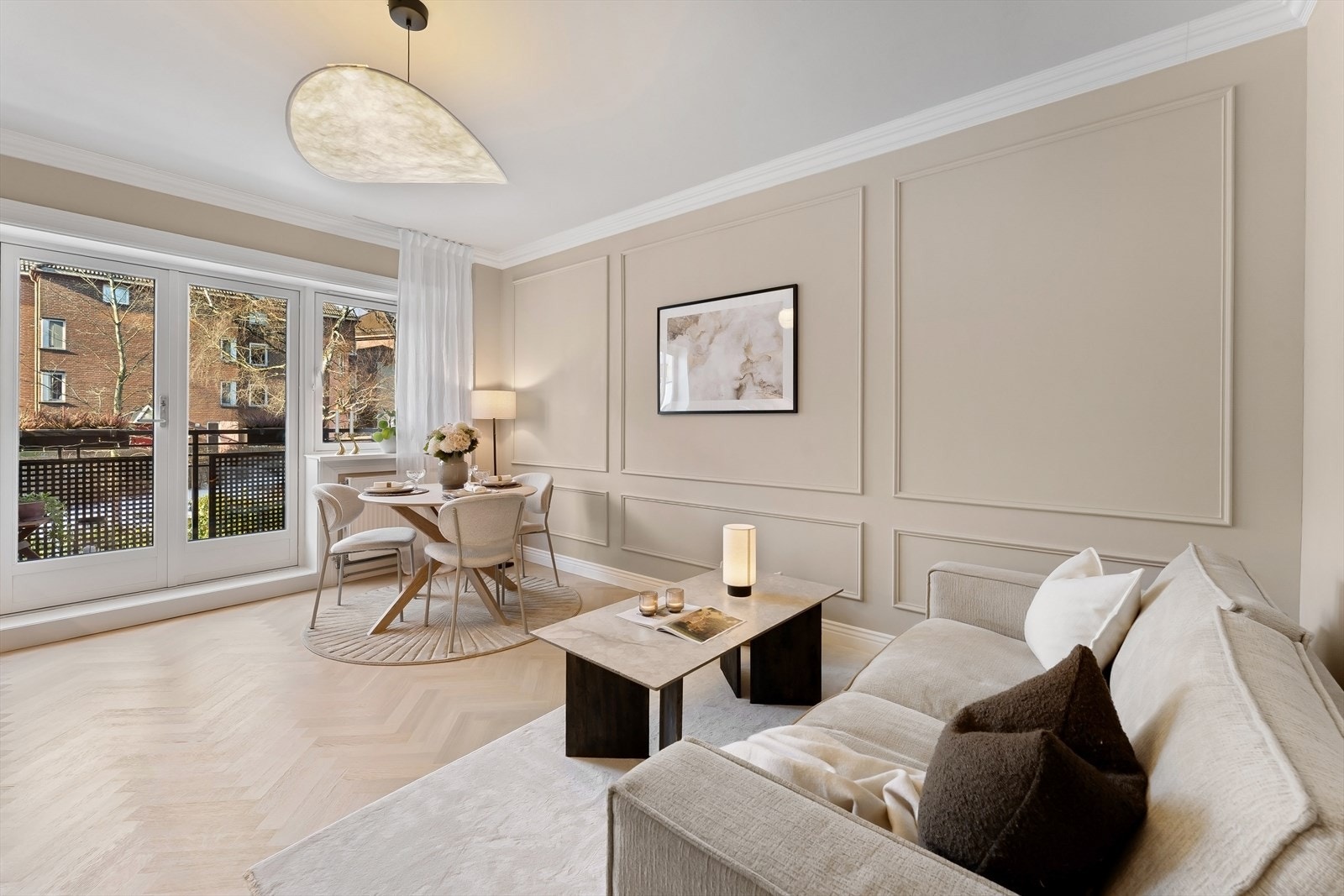 Lys og luftig stue i åpen løsning mot kjøkkenet. Galleribilde