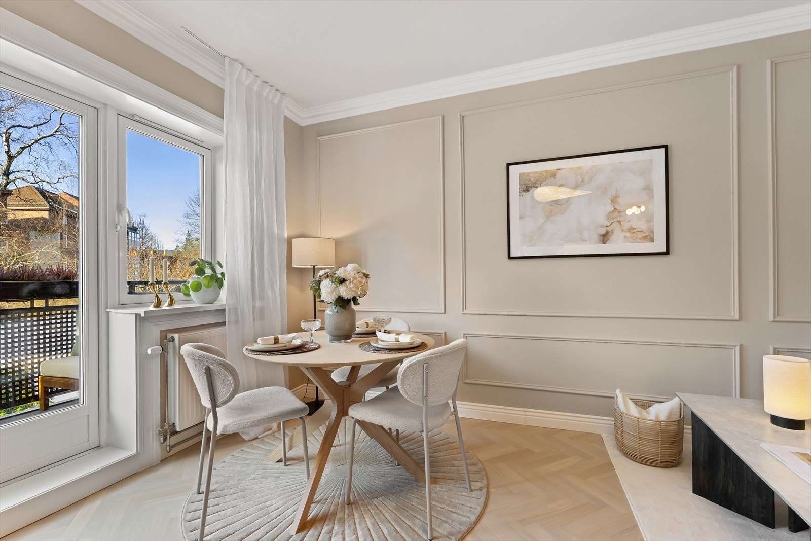 Boligen ligger fint til i byggets 3. etasje, og fremstår lys, tidsriktig og harmonisk. Galleribilde