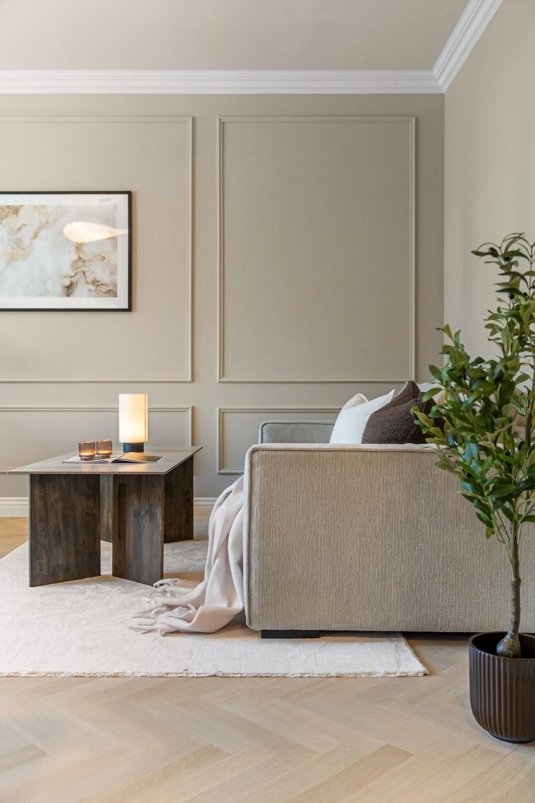 Her får du en flott kombinasjon av stil og funksjonalitet, med åpen stue- og kjøkkenløsning med hyggelig utsyn mot frodig grøntområde. Galleribilde