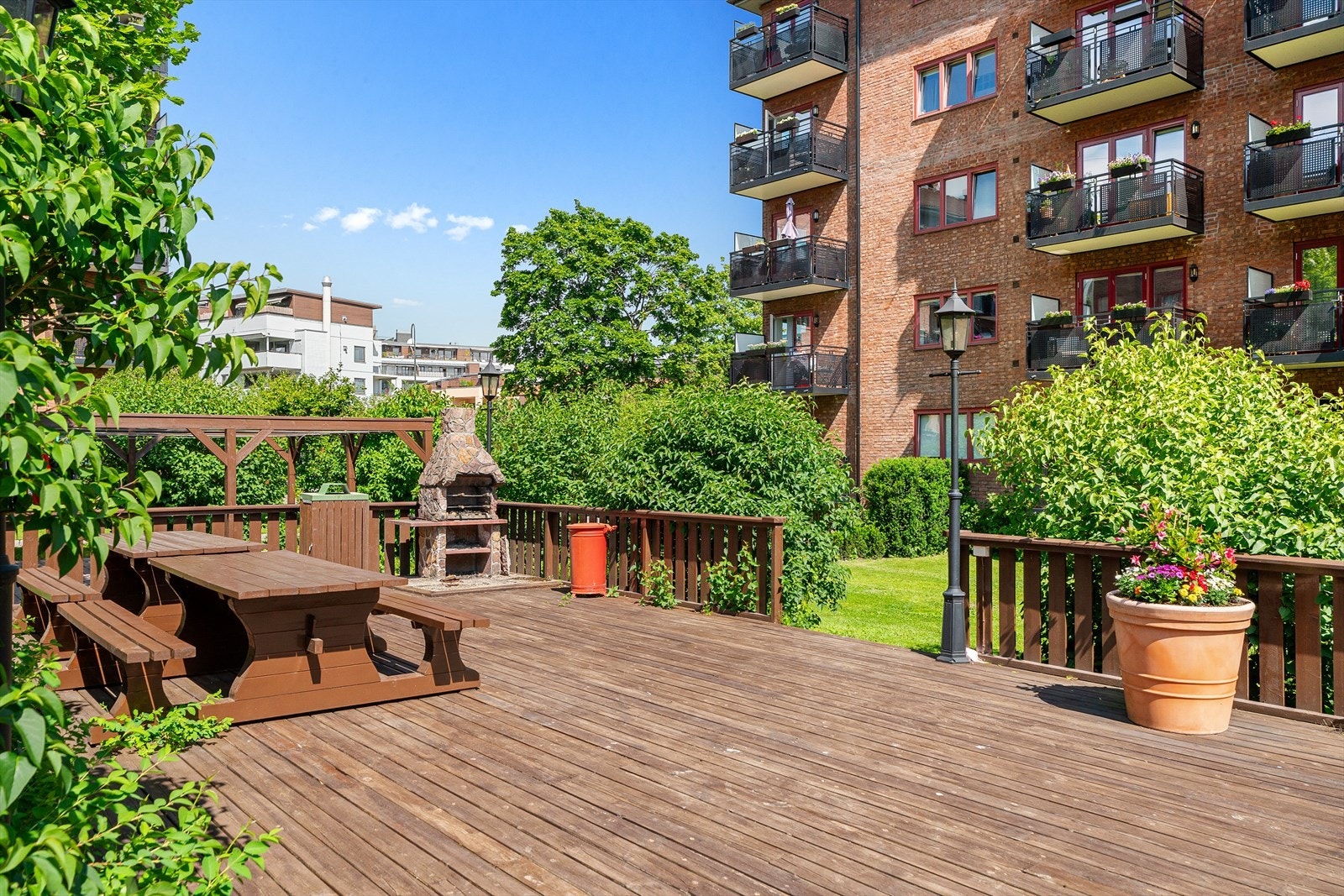 Hyggelige fellesareal for beboerne med både grillplass og utemøbler - i tillegg disponeres to gjesteleiligheter, samt fellesvaskeri og sykkelbod i kjeller. Galleribilde