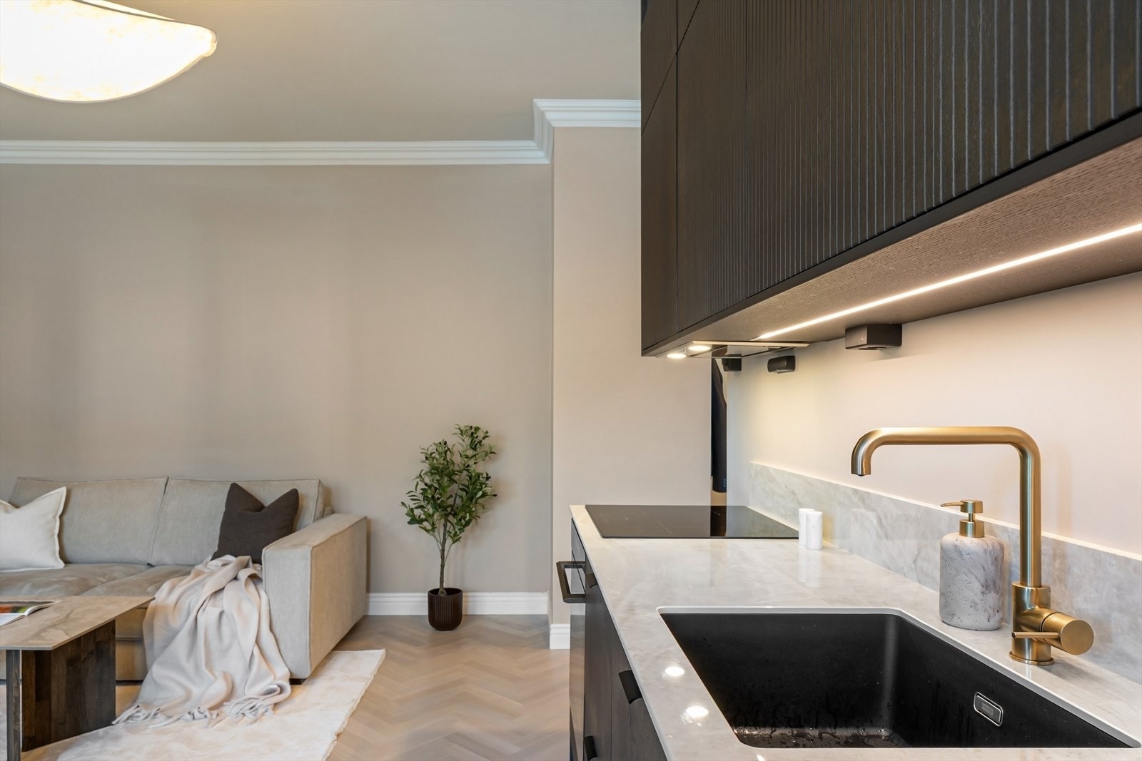 Fullintegrerte hvitevarer fra Bosch i 2025 inkluderer oppvaskmaskin, kjøleskap/fryser, stekeovn, induksjonstopp og ventilator. Galleribilde