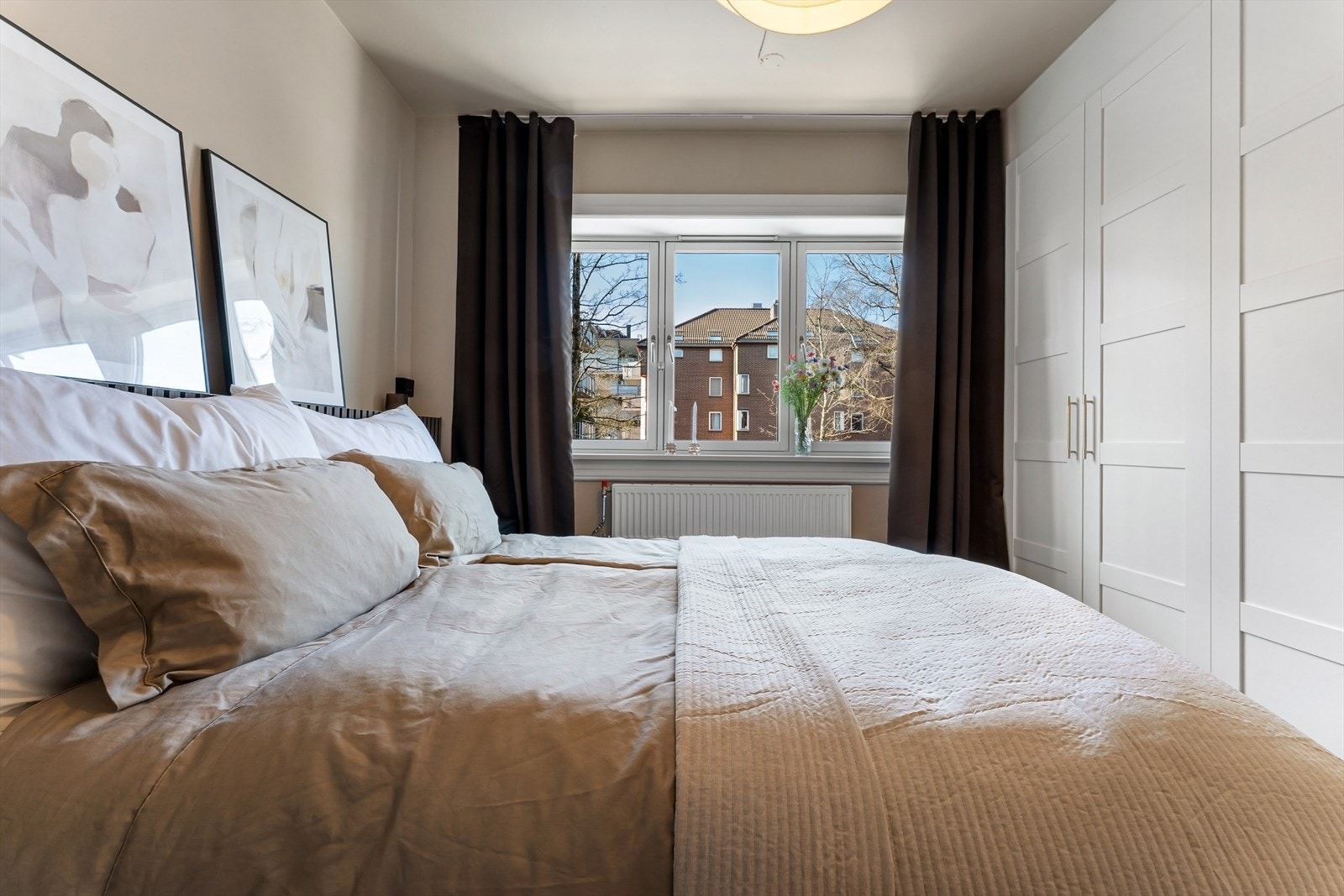 God plass til dobbeltseng og tilhørende møblement. Galleribilde