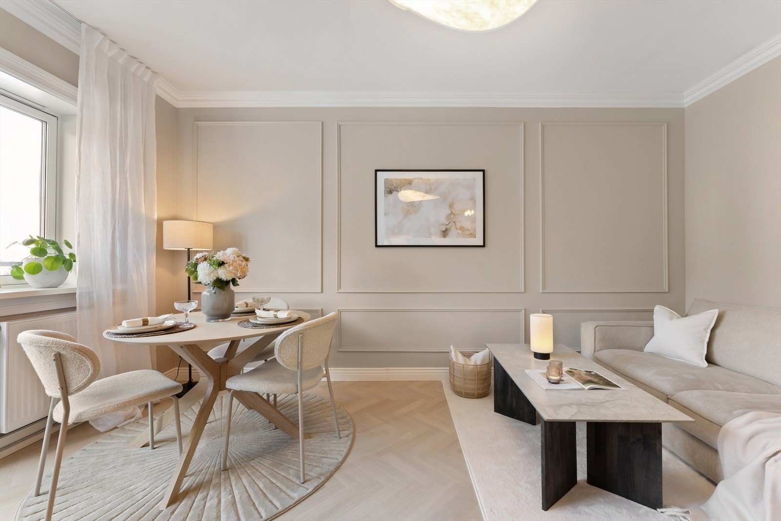 Legg merke til boligens vakre særpreg - bl.a klassiske listverk på vegger og mot tak. Galleribilde