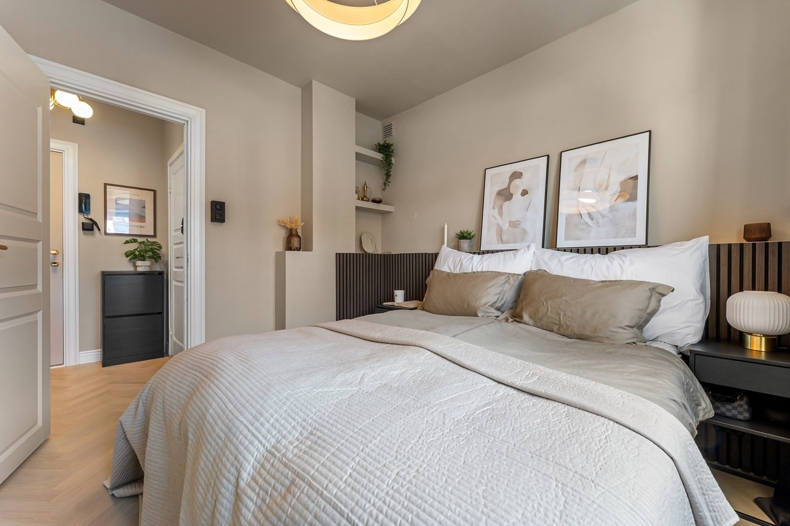 Detaljer i mørkbeiset eik og et lekkert spilepanel tilfører særpreg som går igjen i boligen. Galleribilde