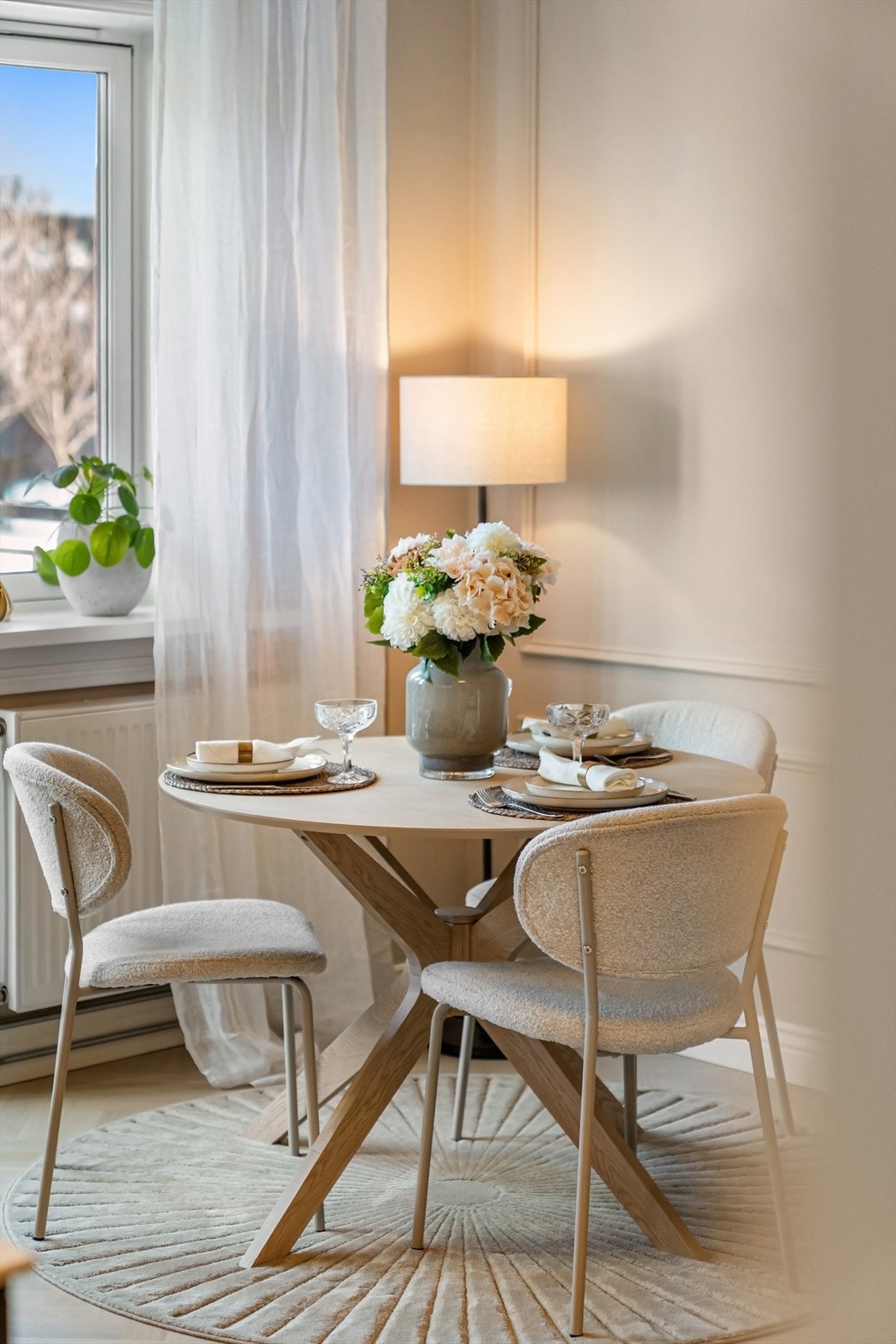 Det er lagt en ny hvitpigmentert parkett i nydelig fiskebeinsmønster. Galleribilde