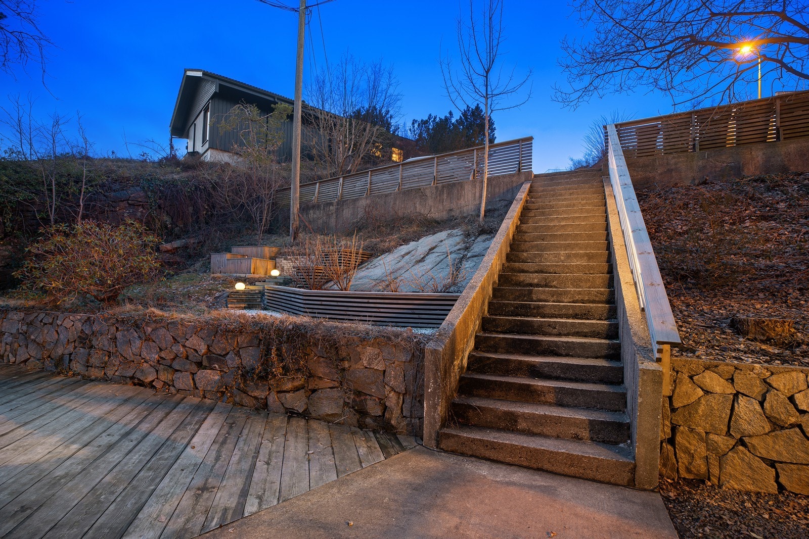 Skråning opparbeidet med sti omringet av nyttevekster. Galleribilde