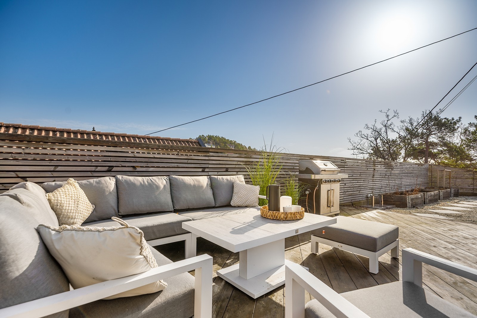 Og eiendommen har flere solrike uteområder Galleribilde