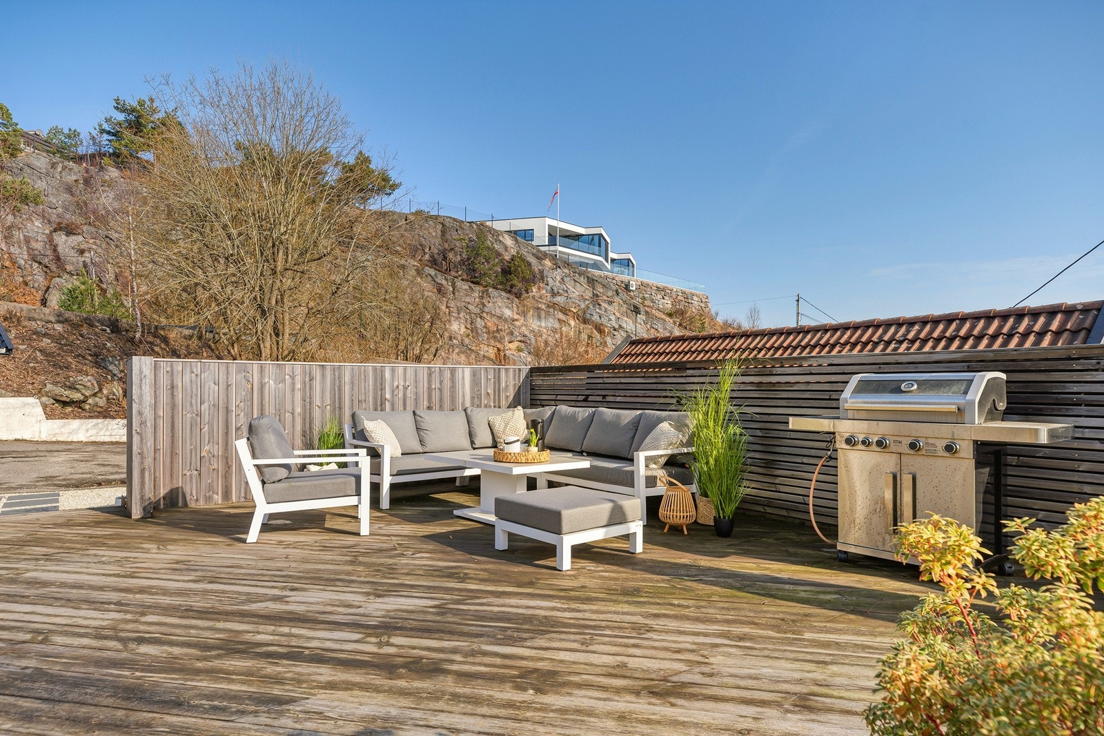 Plass til stor sofagruppe og grill Galleribilde