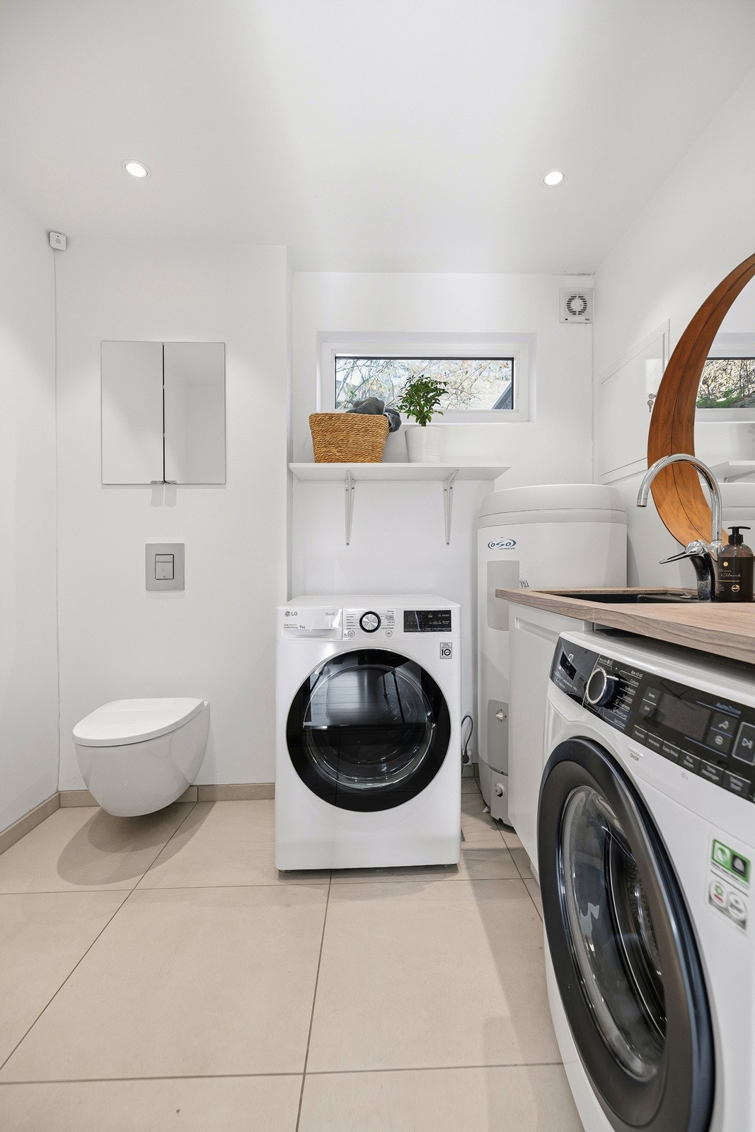 Vaskerom/ekstra toalettrom, med klessjakt direkte fra bad i hovedetasje. Galleribilde