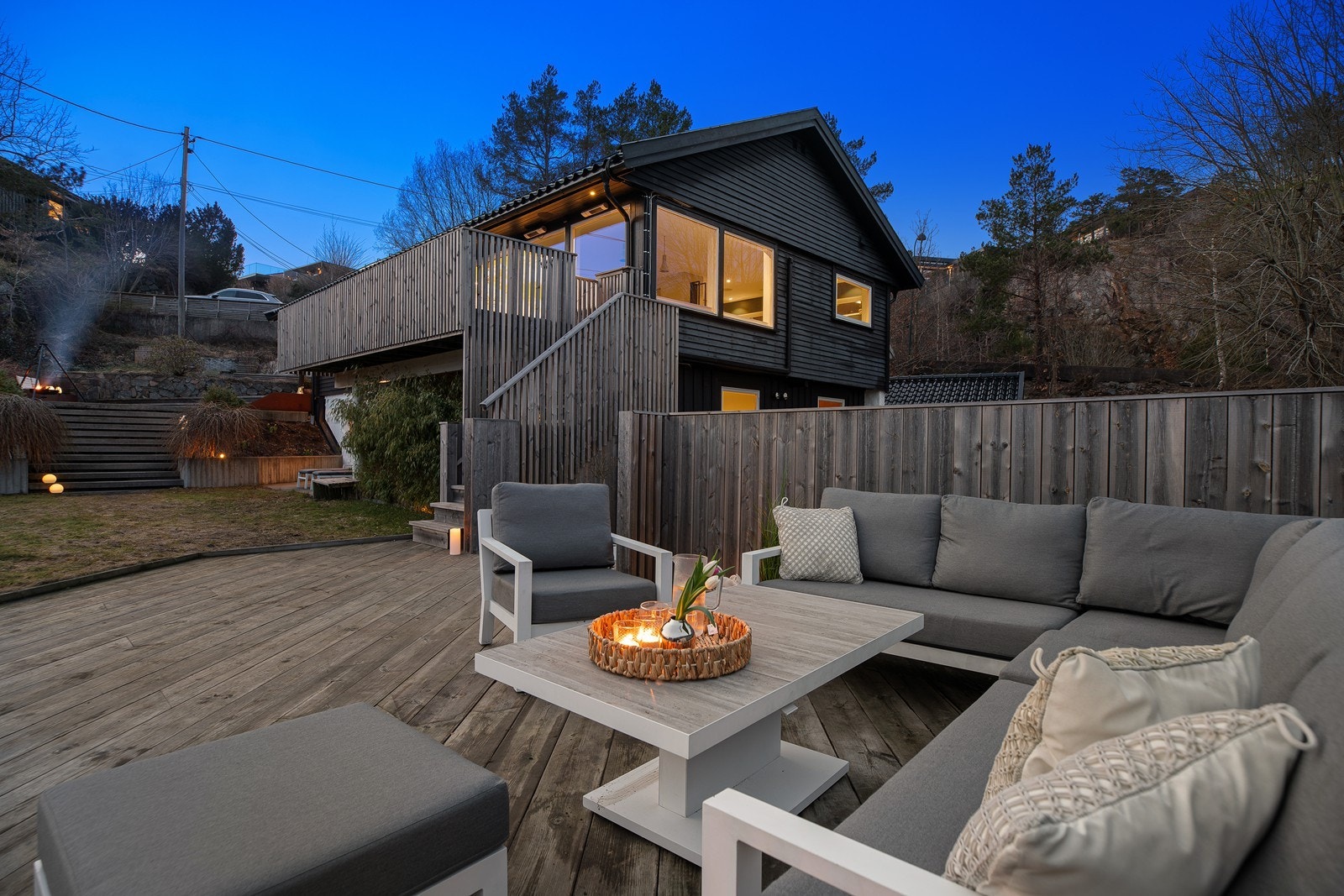 Lekker enebolig med sjeldent nydelig utsikt - Flotte og solrike uteområder - Garasje - Solceller på taket - Peis - Hybel Galleribilde