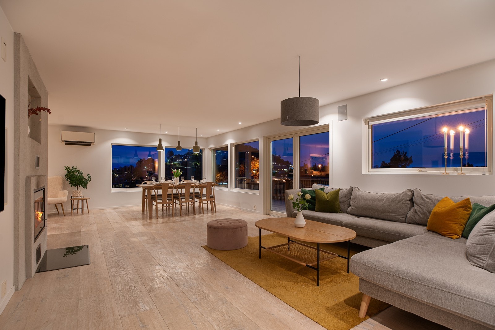 Romslig stue med store vindusflater som skaper en god atmosfære og stemning Galleribilde