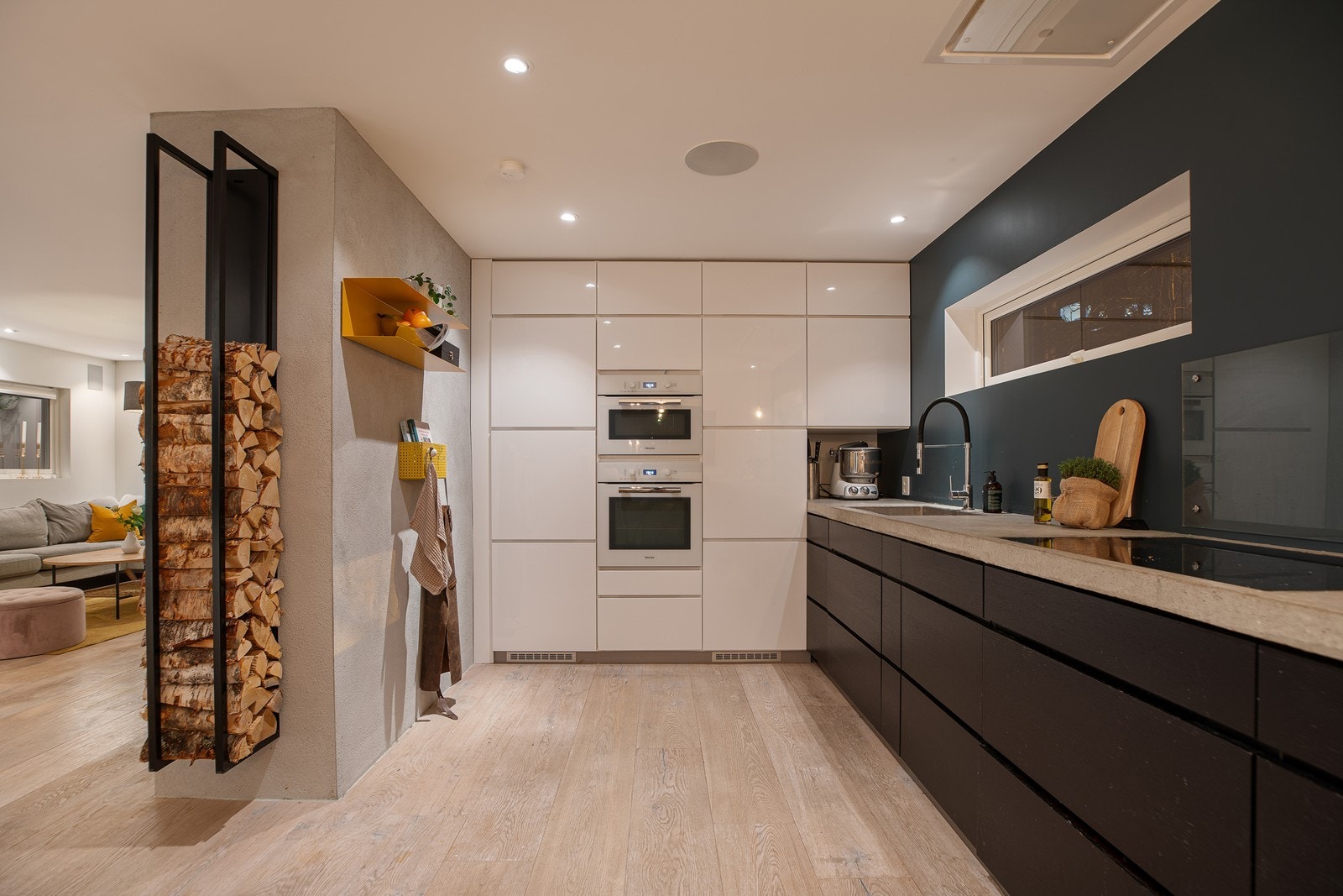 Her er det integrerte eksklusive hvitevarer fra Miele, nedfelt vask og platetopp Galleribilde