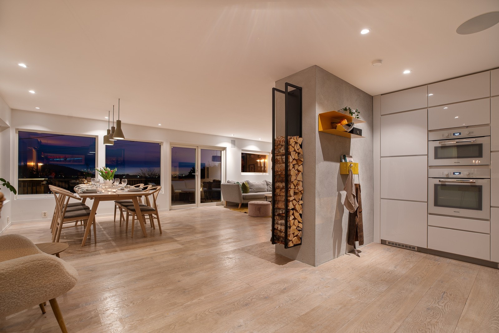 Kjøkkenet har en åpen og sosial løsning Galleribilde