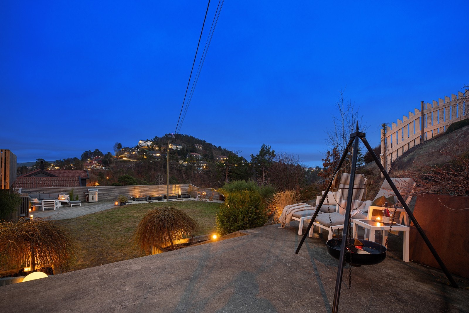 Eiendommen har en pent opparbeidet hage i flere nivåer med gode solforhold og skjermede soner for opphold. Her finner du blant annet et skreddersydd utekjøkken og eksklusive detaljer i cortenstål. Galleribilde
